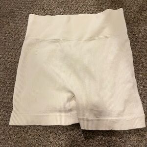 Crème Amazon biker shorts size M